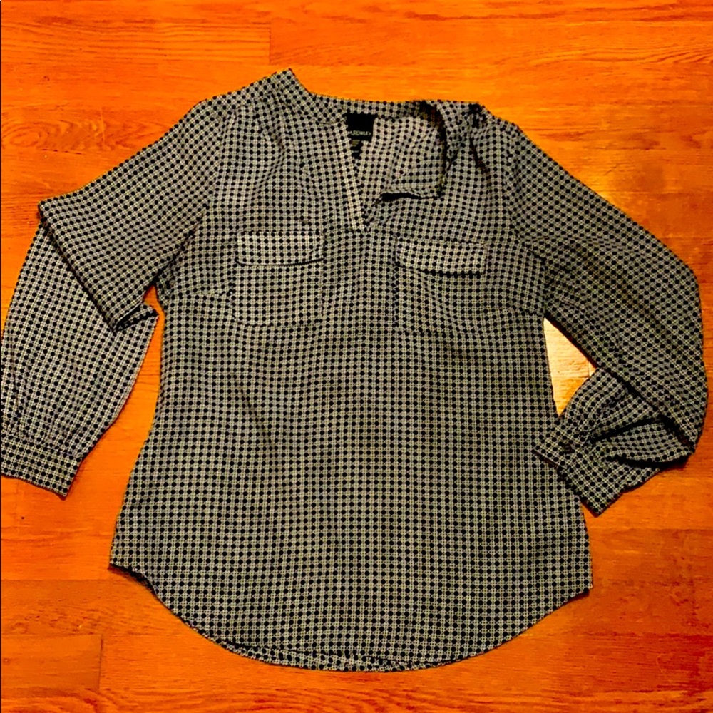 Rounded neck long sleeve shirt.
